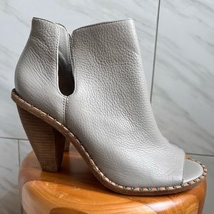 Vince Camuto “John Camuto” Gray Leather Peep Toe Booties